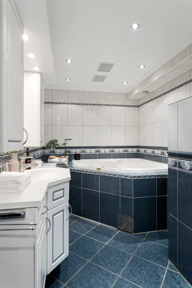 Tiled bathroom walls and floor finish