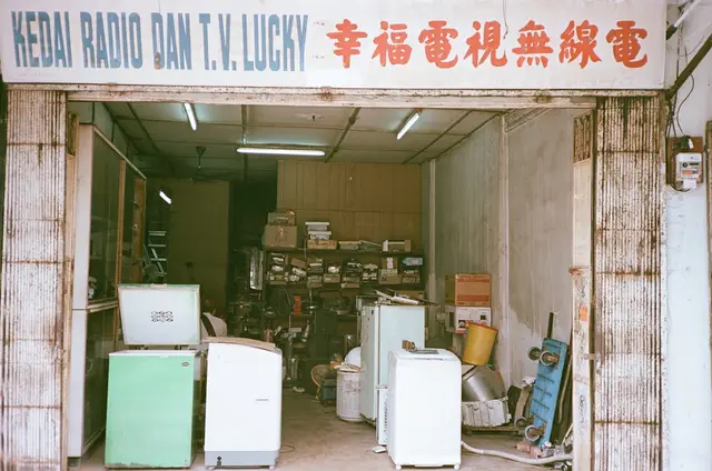Kitchen appliance repair shop