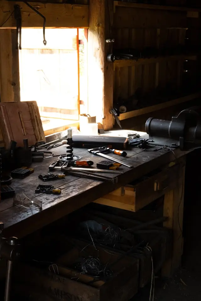 Workshop bench for kitchen fitting