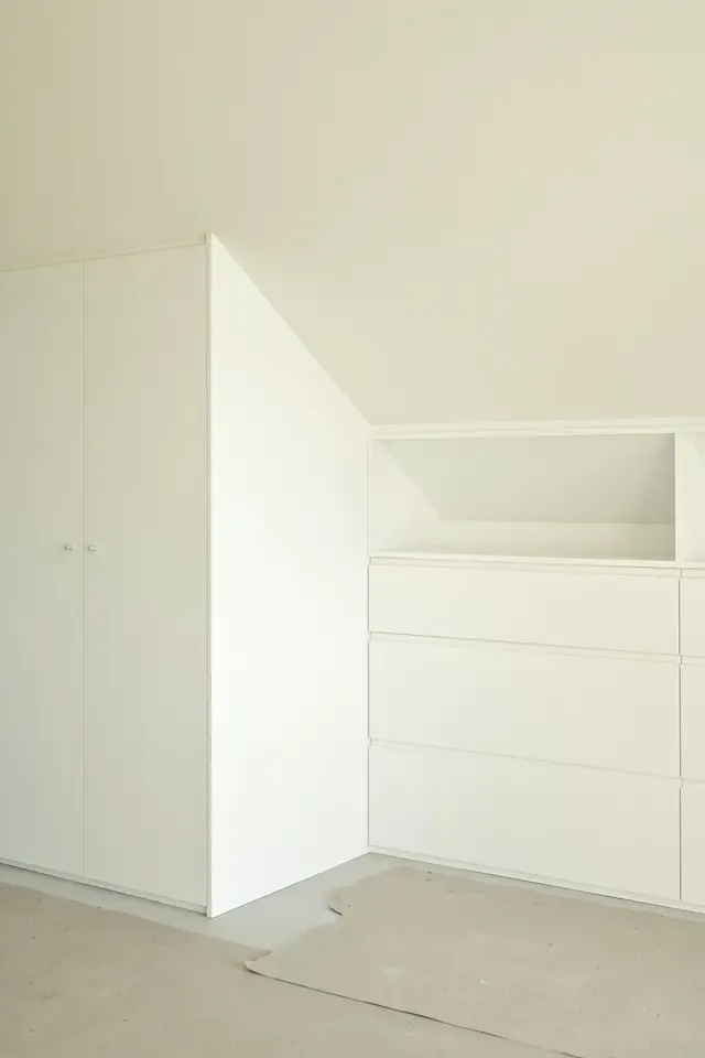 Built-in fitted wardrobe and drawers